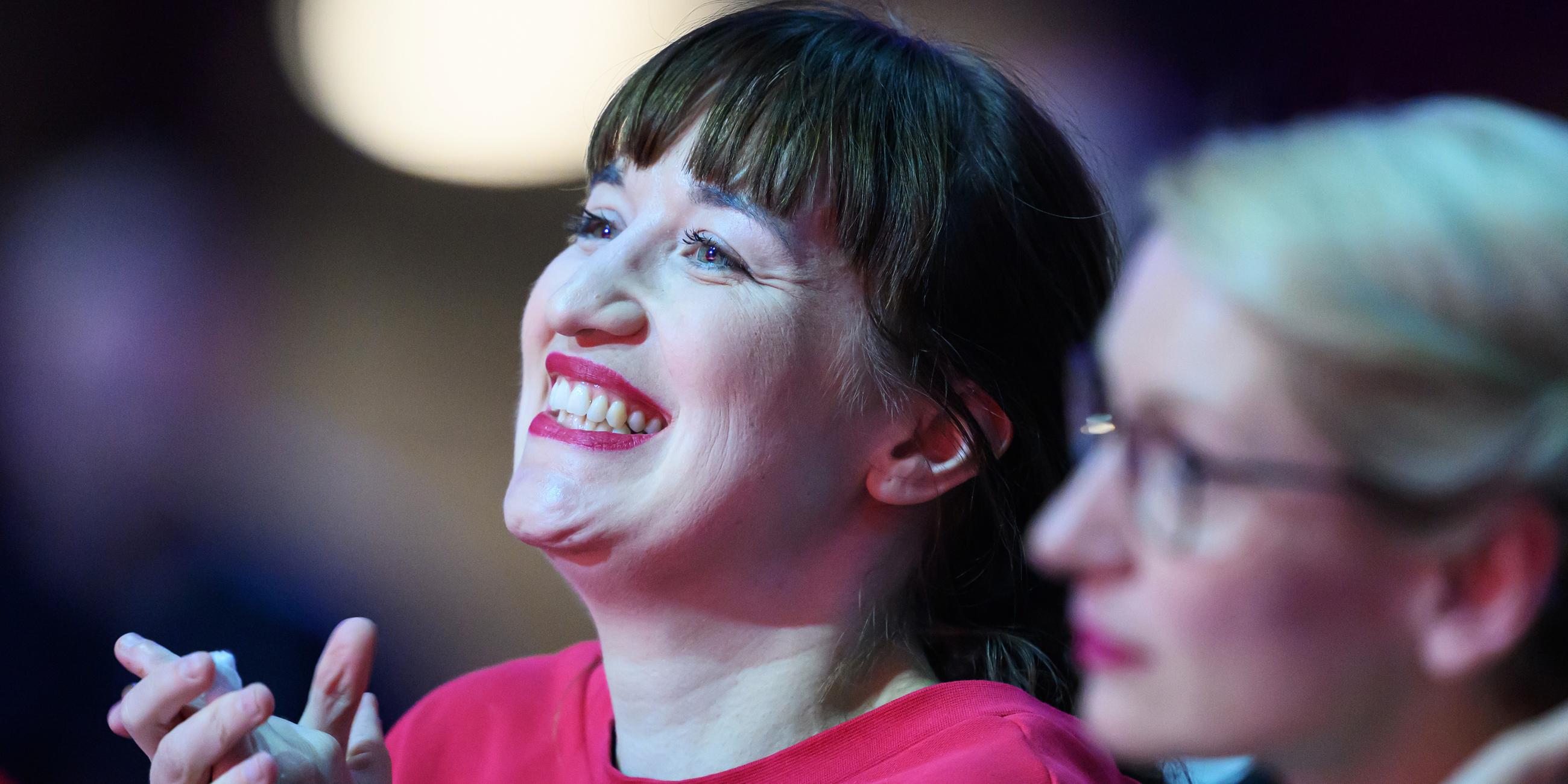 Heidi Reichinnek (L), Fraktionsvorsitzende Die Linke im Bundestag, und Ines Schwerdtner, Parteivorsitzende Die Linke auf dem Bundesparteitag der Partei Die Linke in Chemnitz