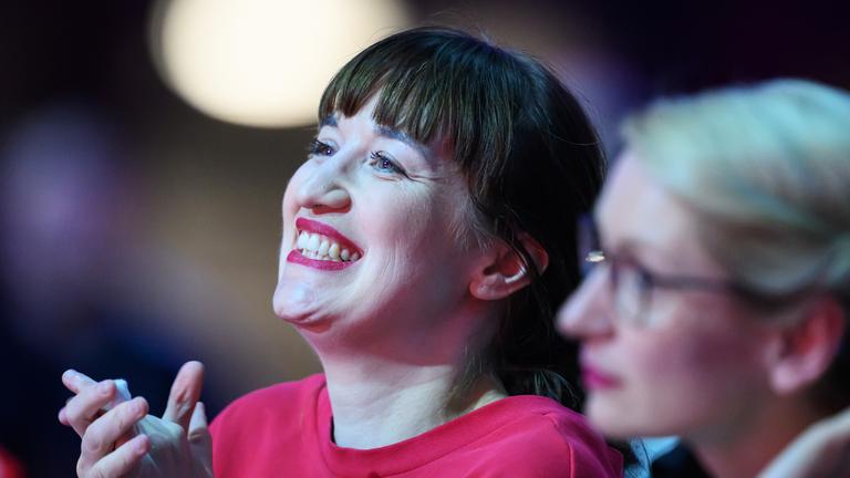 Heidi Reichinnek (L), Fraktionsvorsitzende Die Linke im Bundestag, und Ines Schwerdtner, Parteivorsitzende Die Linke auf dem Bundesparteitag der Partei Die Linke in Chemnitz