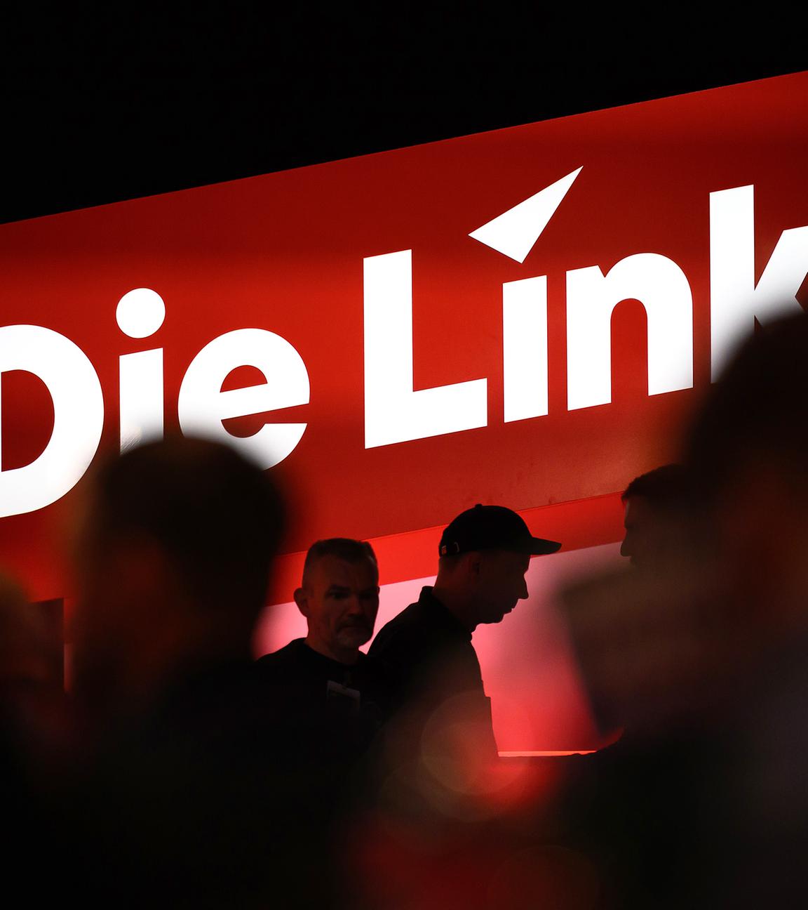 Delegierte sitzen auf dem Bundesparteitag unter dem Logo der Partei Die Linke in Chemnitz