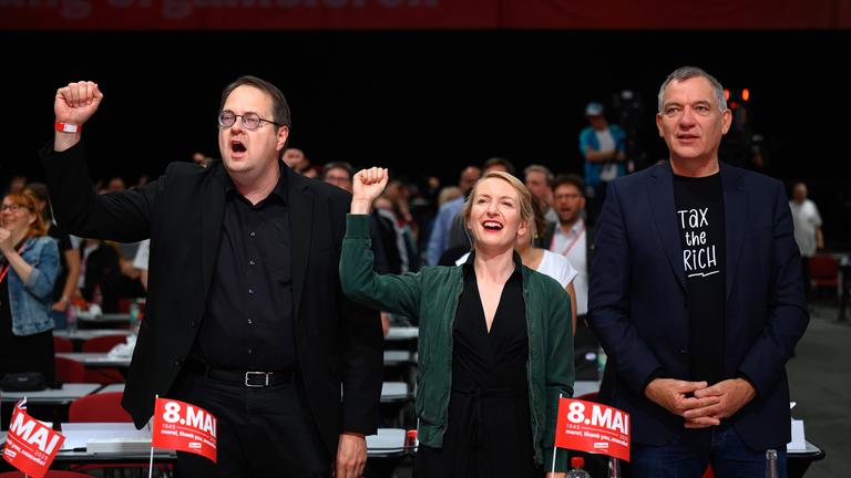 Sören Pellmann (l), Fraktionsvorsitzender Die Linke im Bundestag, Ines Schwerdtner, Parteivorsitzende Die Linke, und Jan van Aken, Parteivorsitzender Die Linke