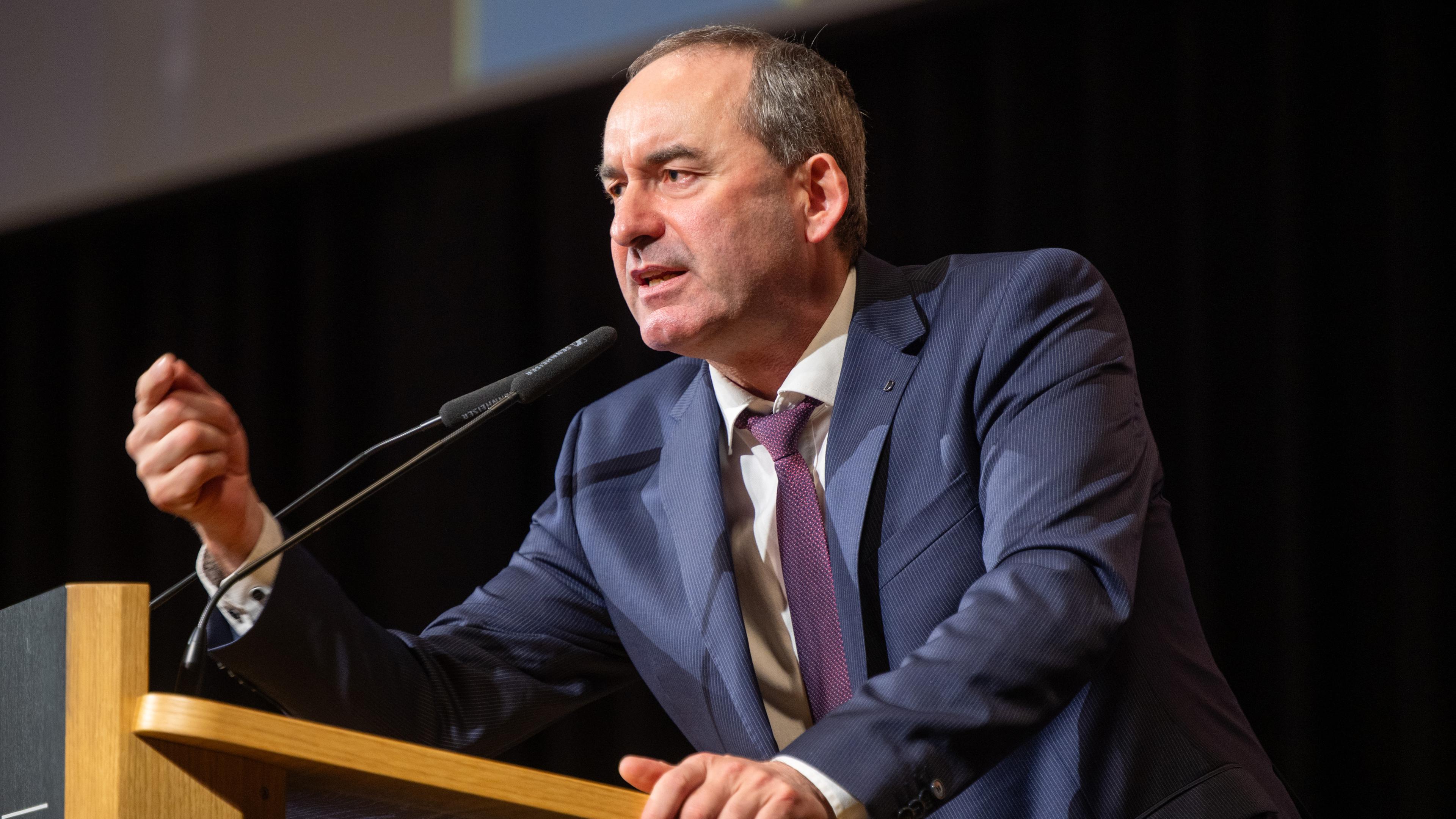 Hubert Aiwanger, Bundesvorsitzender der Partei "Freie Wähler", spricht auf dem Bundesparteitag der Freien Wähler am 17.02.2024 in Bitburg.
