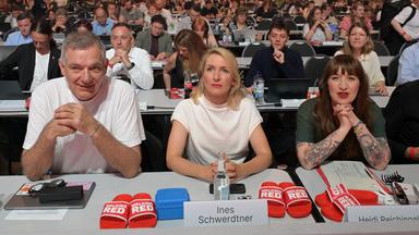 Ines Schwerdtner und Jan van Aken, sowie Heidi Reichinnek, Vorsitzende der Fraktion Die Linke im Bundestag, nehmen am Bundesparteitag der Partei Die Linke in der Metropolis-Halle teil.