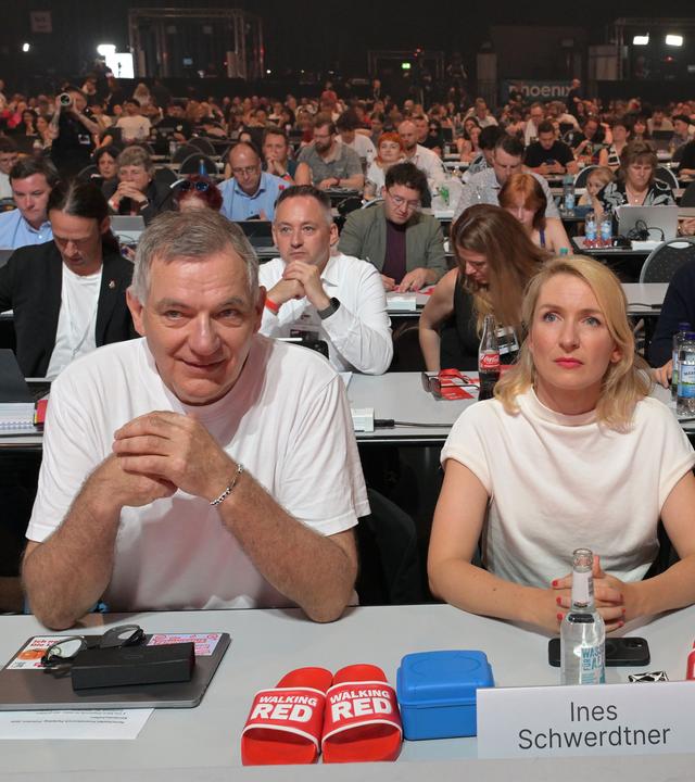 Ines Schwerdtner und Jan van Aken, sowie Heidi Reichinnek, Vorsitzende der Fraktion Die Linke im Bundestag, nehmen am Bundesparteitag der Partei Die Linke in der Metropolis-Halle teil.
