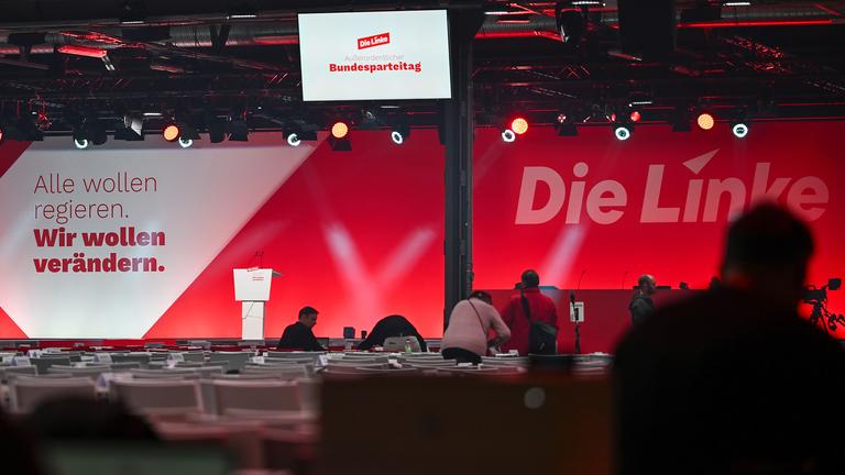 Aufbauarbeiten finden kurz vor Beginn des Bundesparteitags der Linken zur Bundestagswahl 2025 statt, aufgenommen am 18.01.2025 in Berlin