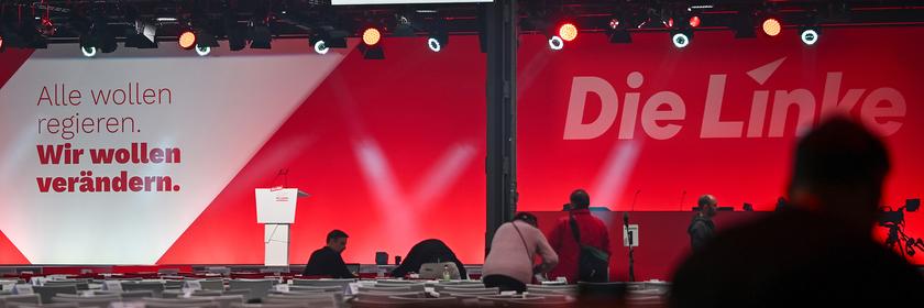 Aufbauarbeiten finden kurz vor Beginn des Bundesparteitags der Linken zur Bundestagswahl 2025 statt, aufgenommen am 18.01.2025 in Berlin
