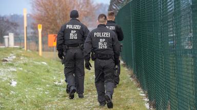 Beamte der Bundespolizei am Flughafen BER.