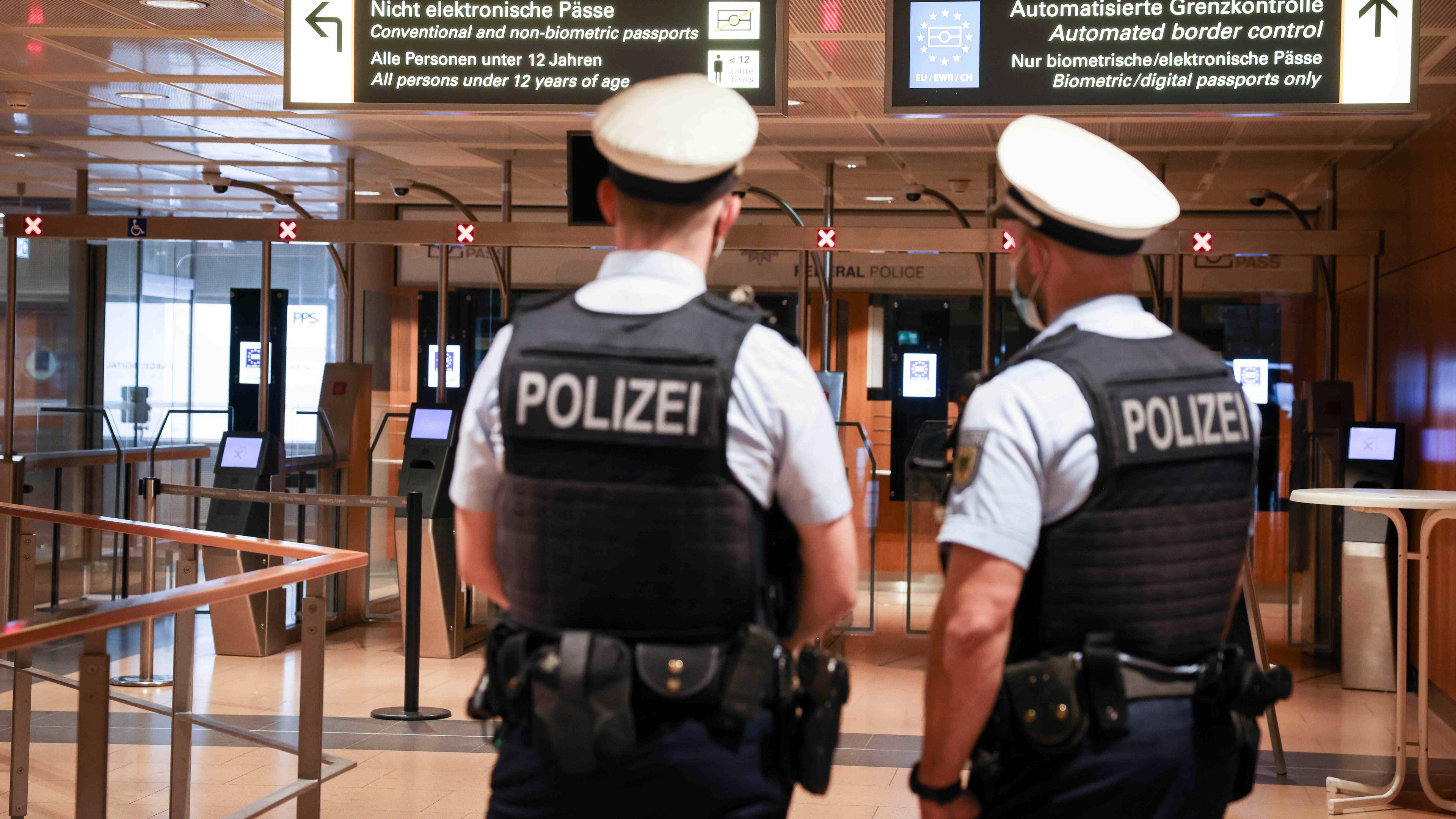 Beamte der Bundespolizei warten an der Einreisekontrolle auf ankommenden Passagieren eines Fluges aus Dublin.