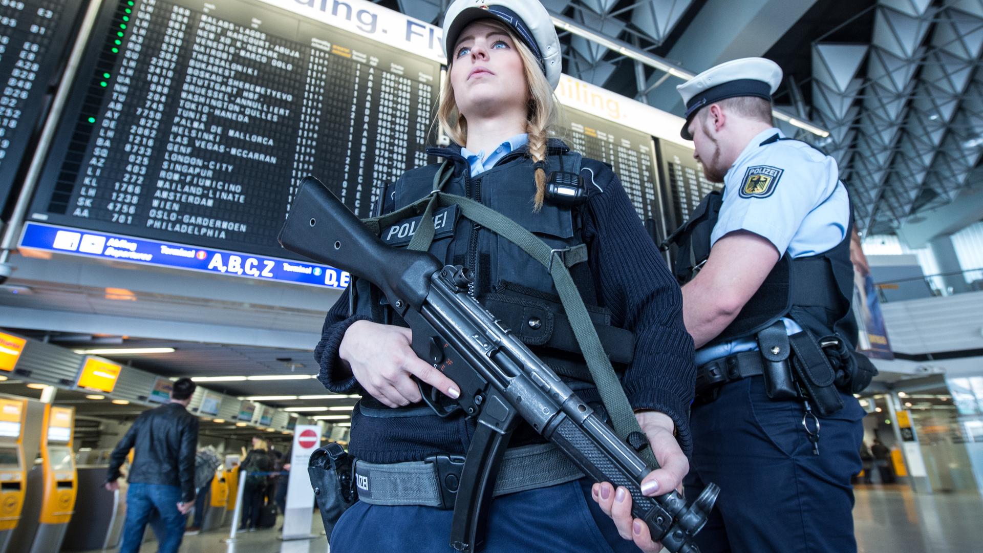 Bundespolizei sichert Terminalbereich des Frankfuerter Flughafens ab, Archivbild
