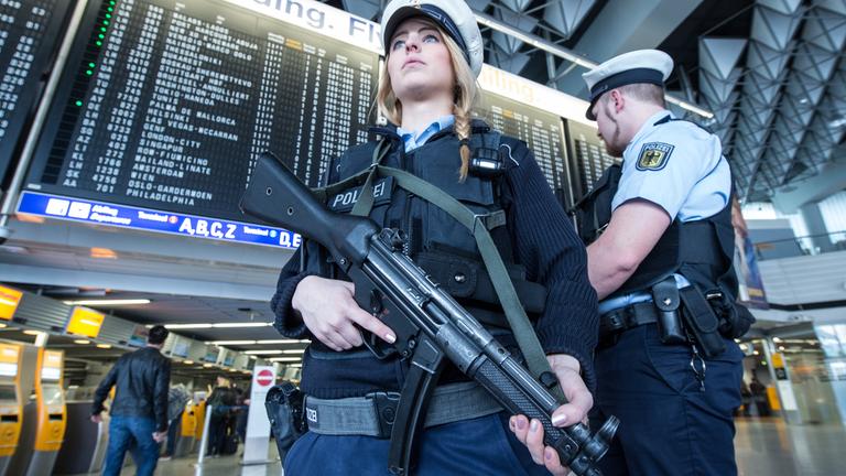 Bundespolizei sichert Terminalbereich des Frankfuerter Flughafens ab, Archivbild