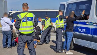 Bundespolizei entdeckt Flüchtlinge in einem Kleintransporter