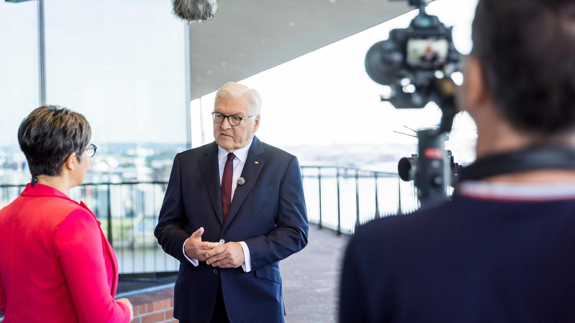 Berlin: Journalistin und Fernsehmoderatorin Shakuntala Banerjee (r) und Bundespräsident Frank-Walter Steinmeier sprechen miteinander während der Aufzeichnung der Sendung «Berlin direkt - Sommerinterviews». 