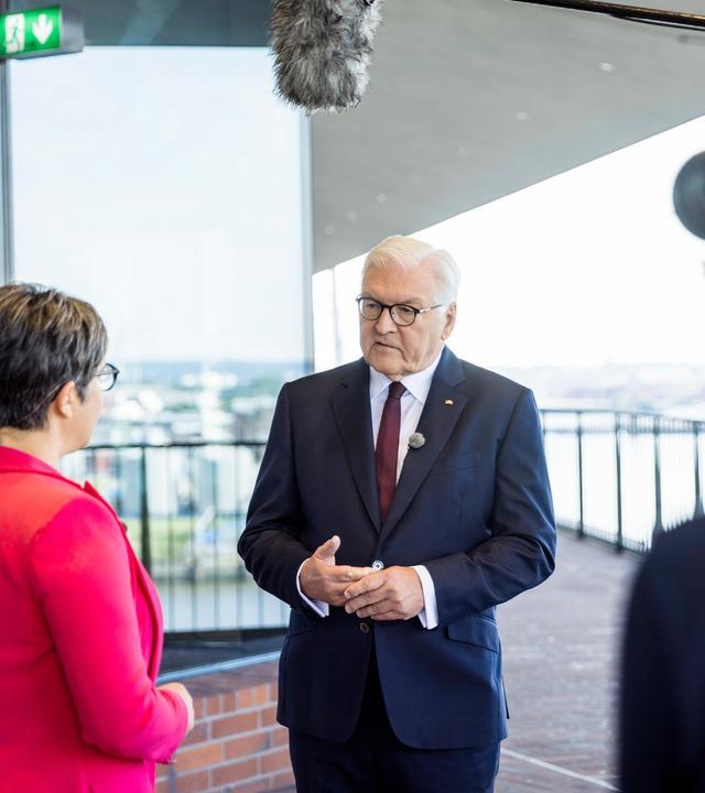 Berlin: Journalistin und Fernsehmoderatorin Shakuntala Banerjee (r) und Bundespräsident Frank-Walter Steinmeier sprechen miteinander während der Aufzeichnung der Sendung «Berlin direkt - Sommerinterviews». 
