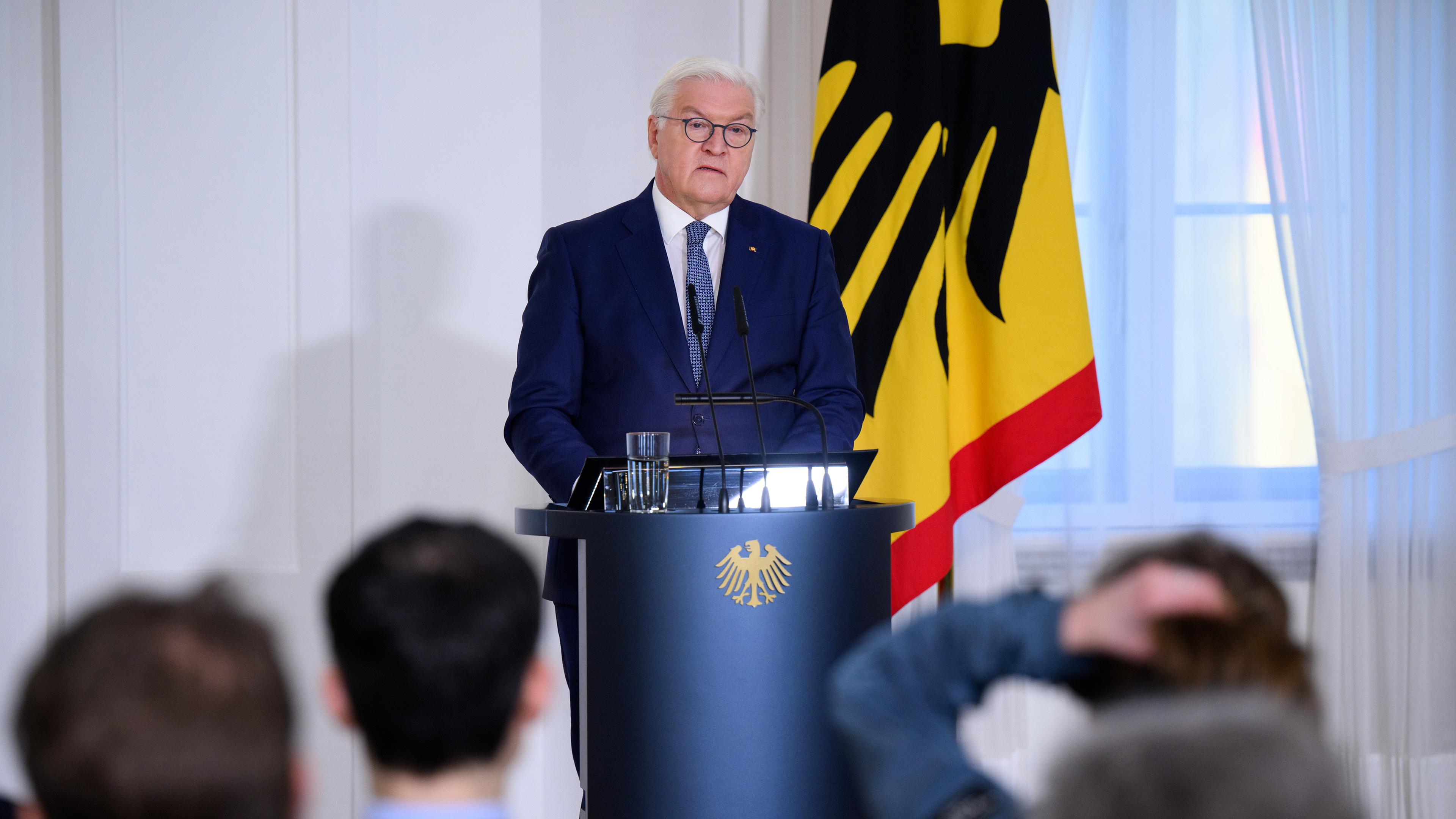 Berlin: Bundespräsident Frank-Walter Steinmeier spricht beim Gesprächsforum des Bundespräsidenten mit dem Titel "Geglückt, aber nicht garantiert. Zustand und Zukunft unserer Demokratie nach 75 Jahren Grundgesetz" im Schloss Bellevue.