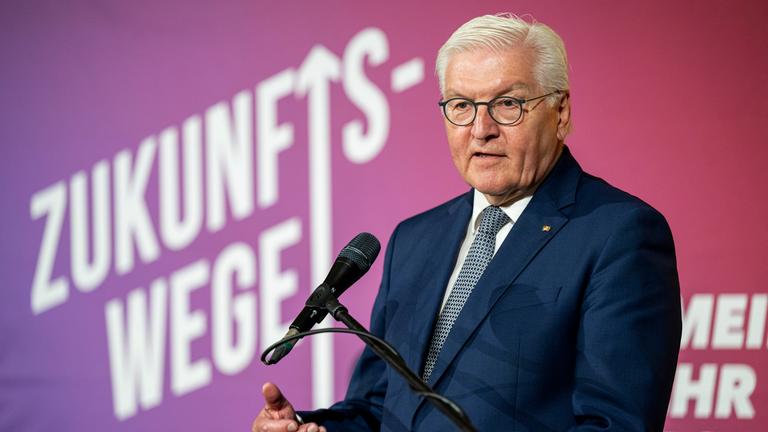 Thüringen, Saalfeld: Bundespräsident Frank-Walter Steinmeier spricht beim Markt der Möglichkeiten zum Auftakt der Initiative "Zukunftswege Ost" im Klubhaus der Jugend in Saalfeld/Saale.