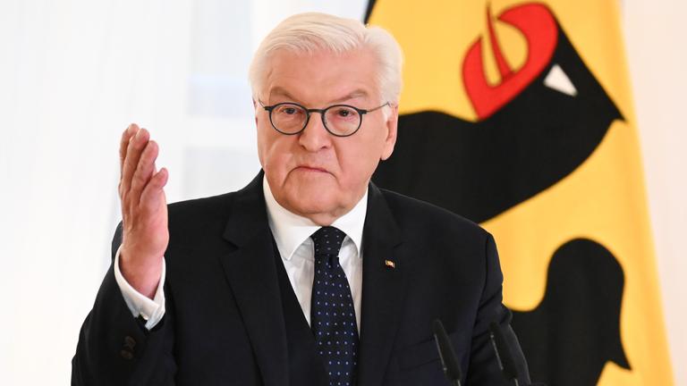 Berlin: Bundespräsident Frank-Walter Steinmeier spricht vor der Veranstaltung "35 Jahre Friedliche Revolution: Sieg der Freiheit? Überhöhter Mythos? Gefährdetes Erbe?" im Schloss Bellevue