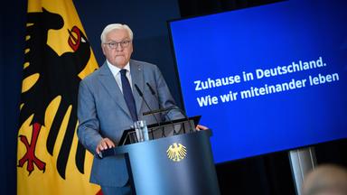 Bundespräsident Frank-Walter Steinmeier spricht bei der ersten Publikumsveranstaltung