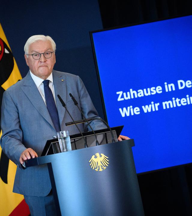 Bundespräsident Frank-Walter Steinmeier spricht bei der ersten Publikumsveranstaltung