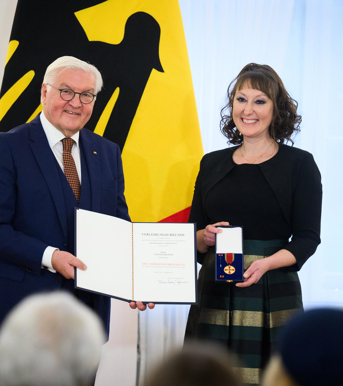 Berlin: Bundespräsident Frank-Walter Steinmeier verleiht Vanessa Holdysz aus Immenstedt (Schleswig-Holstein) im Schloss Bellevue den Verdienstorden der Bundesrepublik Deutschland.