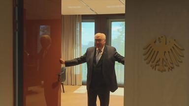 Bundespräsident Steinmeier im Büro am Spreebogen
