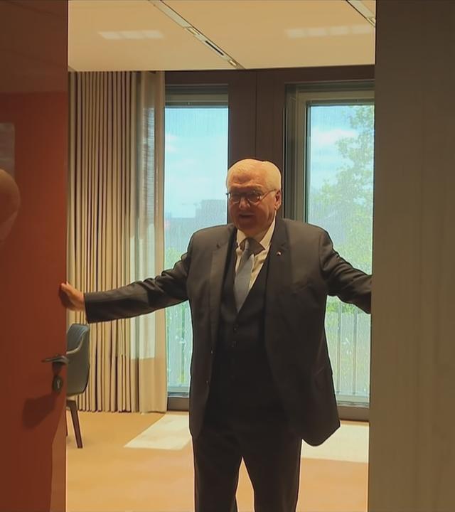 Bundespräsident Steinmeier im Büro am Spreebogen