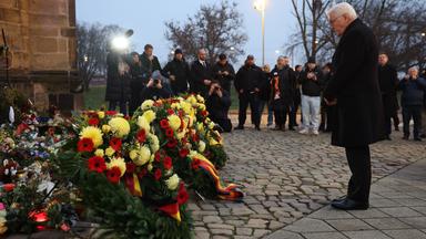 Sachsen-Anhalt, Magdeburg: Bundespräsident Frank-Walter Steinmeier, legt einen Kranz vor der Johnanniskirche nieder.