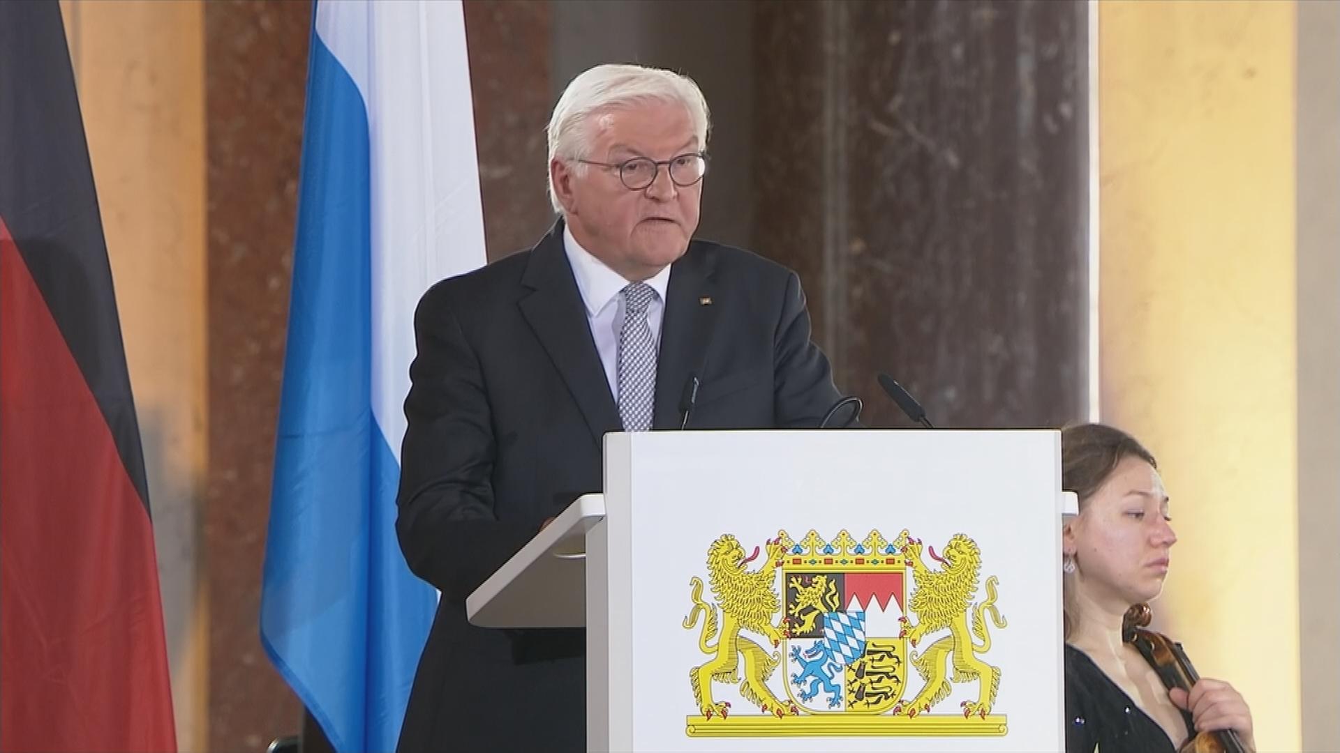 Auf dem Bild ist Bundespräsident Steinmeier bei seiner Rede zu sehen.
