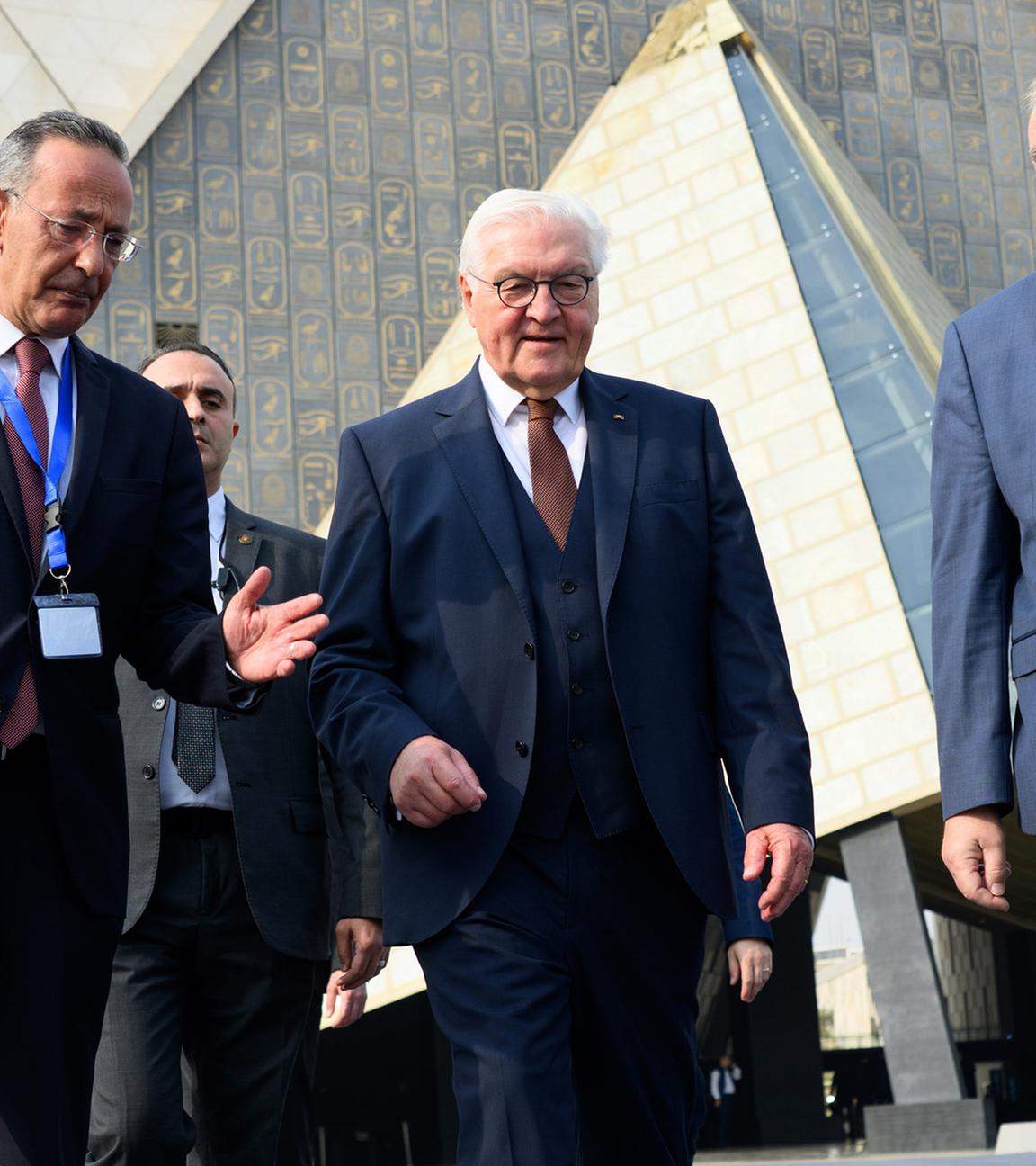  Bundespräsident Frank-Walter Steinmeier kommt zusammen mit Ahmed Ghoneim (l), Generaldirektor des Grand Egyptian Museum, und Jürgen Schulz, Botschafter der Bundesrepublik Deutschland in Ägypten, einen Tag nach der Eröffnung aus dem Großen Ägyptischen Museum (Grand Egyptian Museum - GEM). Bundespräsident Steinmeier und seine Frau sind aus Anlass der Eröffnung des Museums in der Arabischen Republik Ägypten.