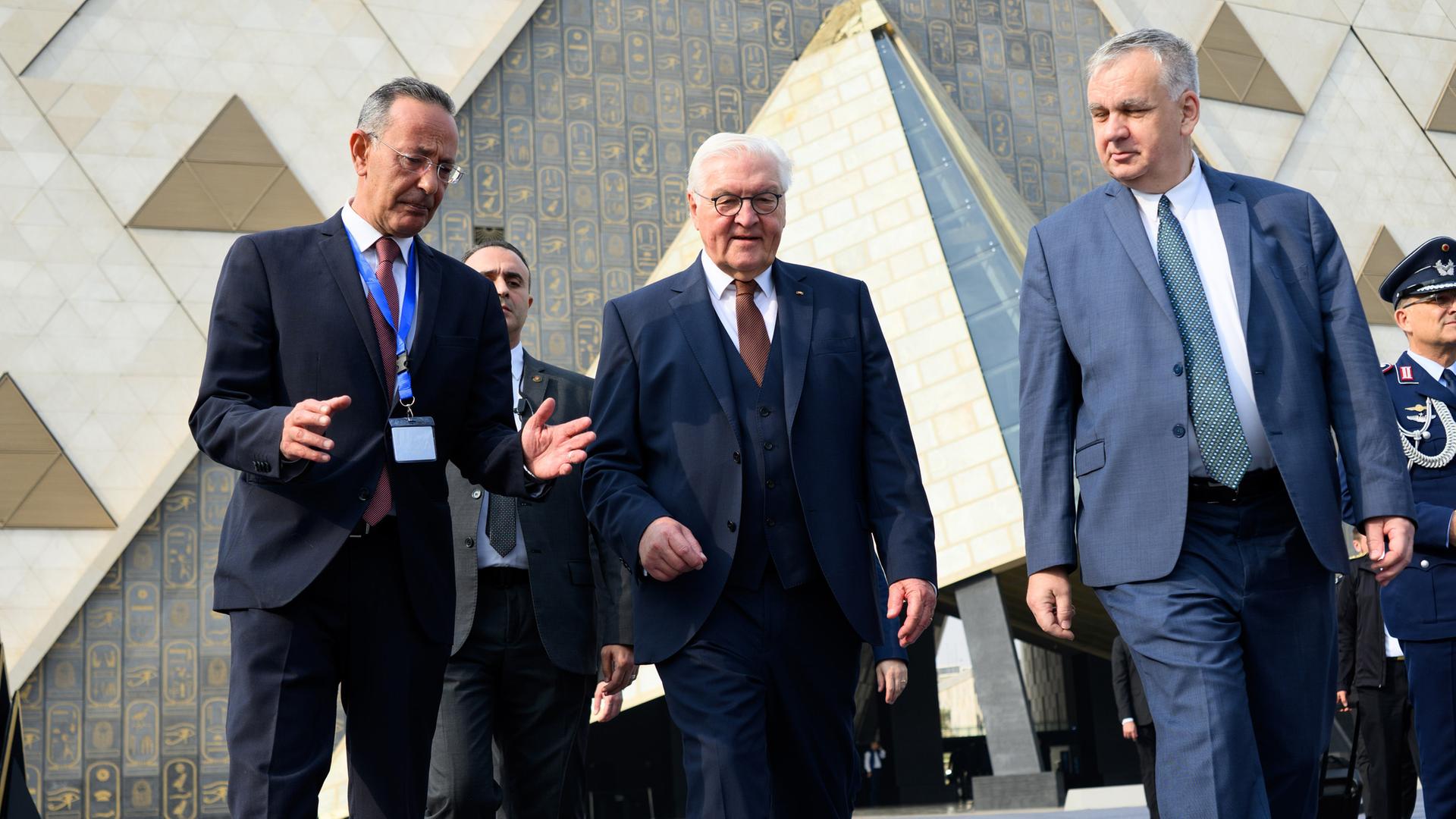 Bundespräsident Frank-Walter Steinmeier trifft zur Eröffnung des Großen Ägyptischen Museums in Kairo Generaldirektor Ahmed Ghoneim (links) und Botschafter Jürgen Schulz. Zur Eröffnung gab es auch Gespräche zum Frieden in Nahost. 