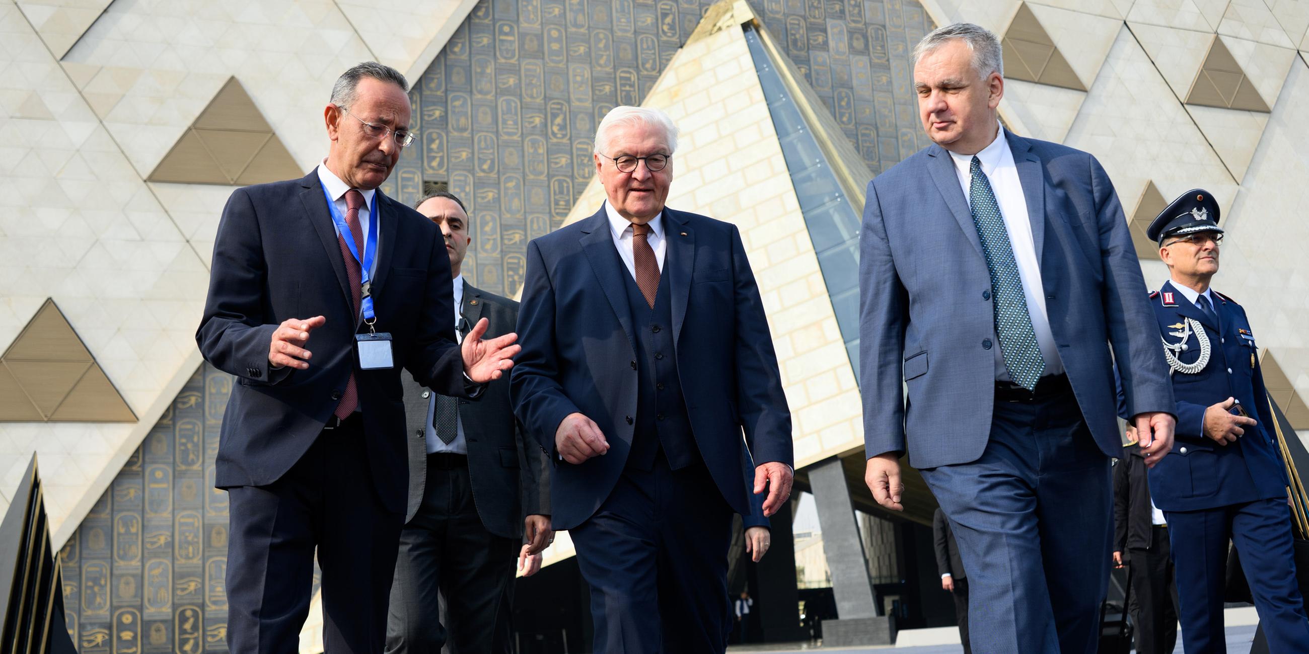  Bundespräsident Frank-Walter Steinmeier kommt zusammen mit Ahmed Ghoneim (l), Generaldirektor des Grand Egyptian Museum, und Jürgen Schulz, Botschafter der Bundesrepublik Deutschland in Ägypten, einen Tag nach der Eröffnung aus dem Großen Ägyptischen Museum (Grand Egyptian Museum - GEM). Bundespräsident Steinmeier und seine Frau sind aus Anlass der Eröffnung des Museums in der Arabischen Republik Ägypten.