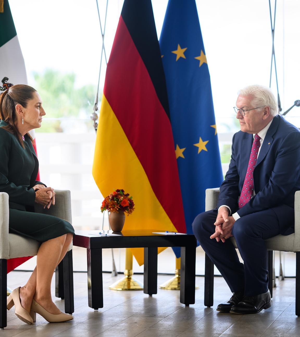 Bundespräsident Frank-Walter Steinmeier (r) und Claudia Sheinbaum Pardo, Präsidentin von Mexiko, treffen sich zu einem Gespräch im Museo Maya de Cancun.