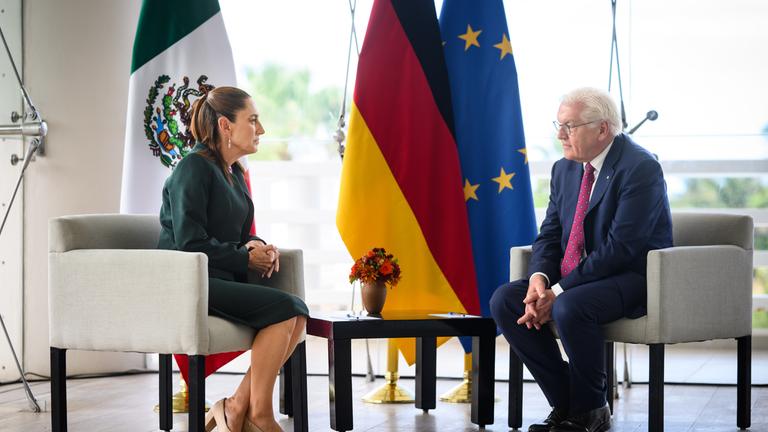 Bundespräsident Frank-Walter Steinmeier (r) und Claudia Sheinbaum Pardo, Präsidentin von Mexiko, treffen sich zu einem Gespräch im Museo Maya de Cancun.