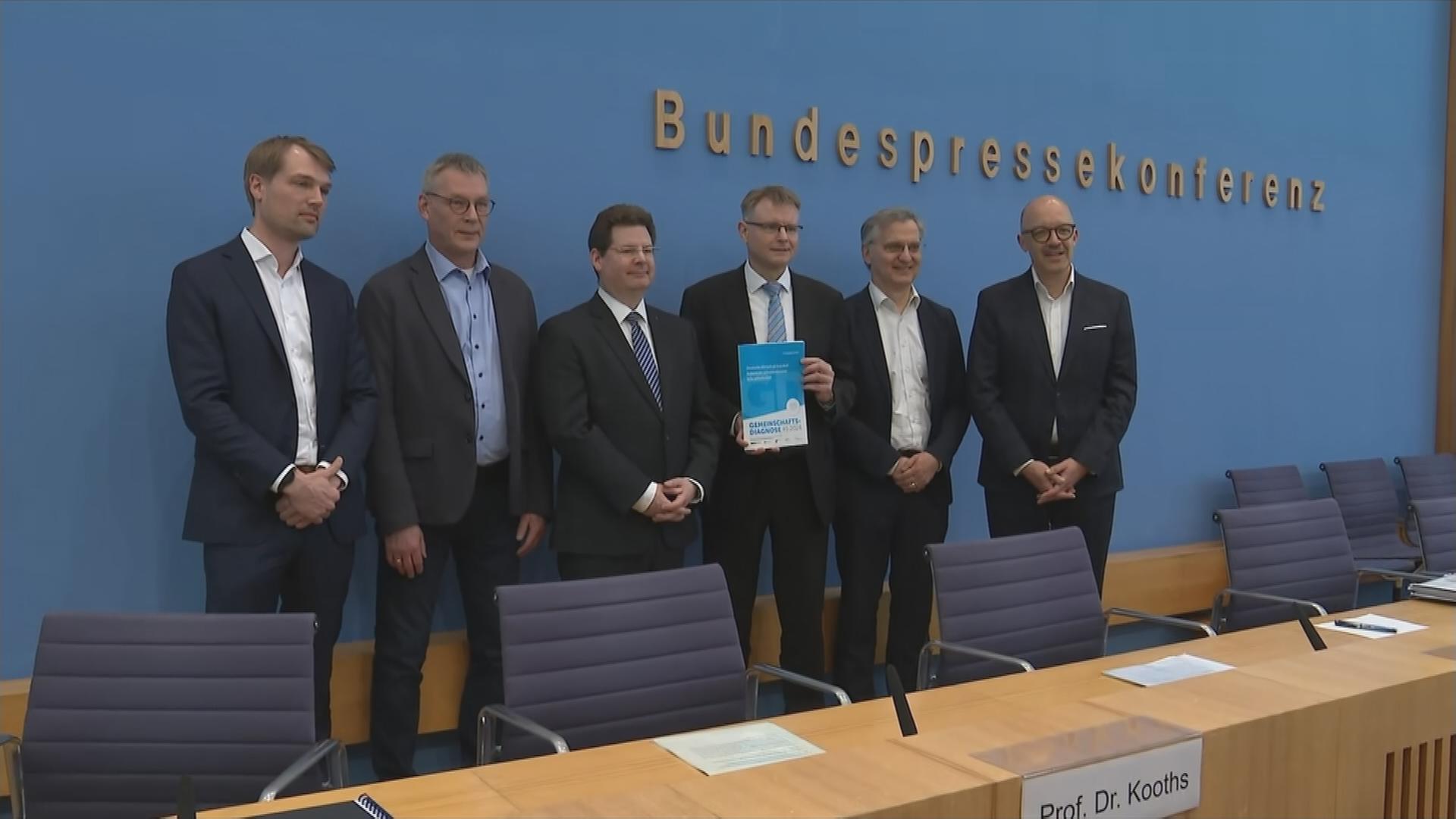Bundespressekonferenz zur Konjunkturprognose für 2024.