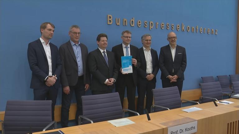 Bundespressekonferenz zur Konjunkturprognose für 2024.