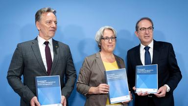 Holger Münch, Kerstin Claus und Alexander Dobrindt bei der Bundespressekonferenz "Bundeslagebild Sexualdelikte zum Nachteil von Kindern und Jugendlichen 2025"
