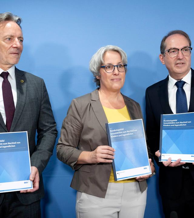 Holger Münch, Kerstin Claus und Alexander Dobrindt bei der Bundespressekonferenz "Bundeslagebild Sexualdelikte zum Nachteil von Kindern und Jugendlichen 2025"