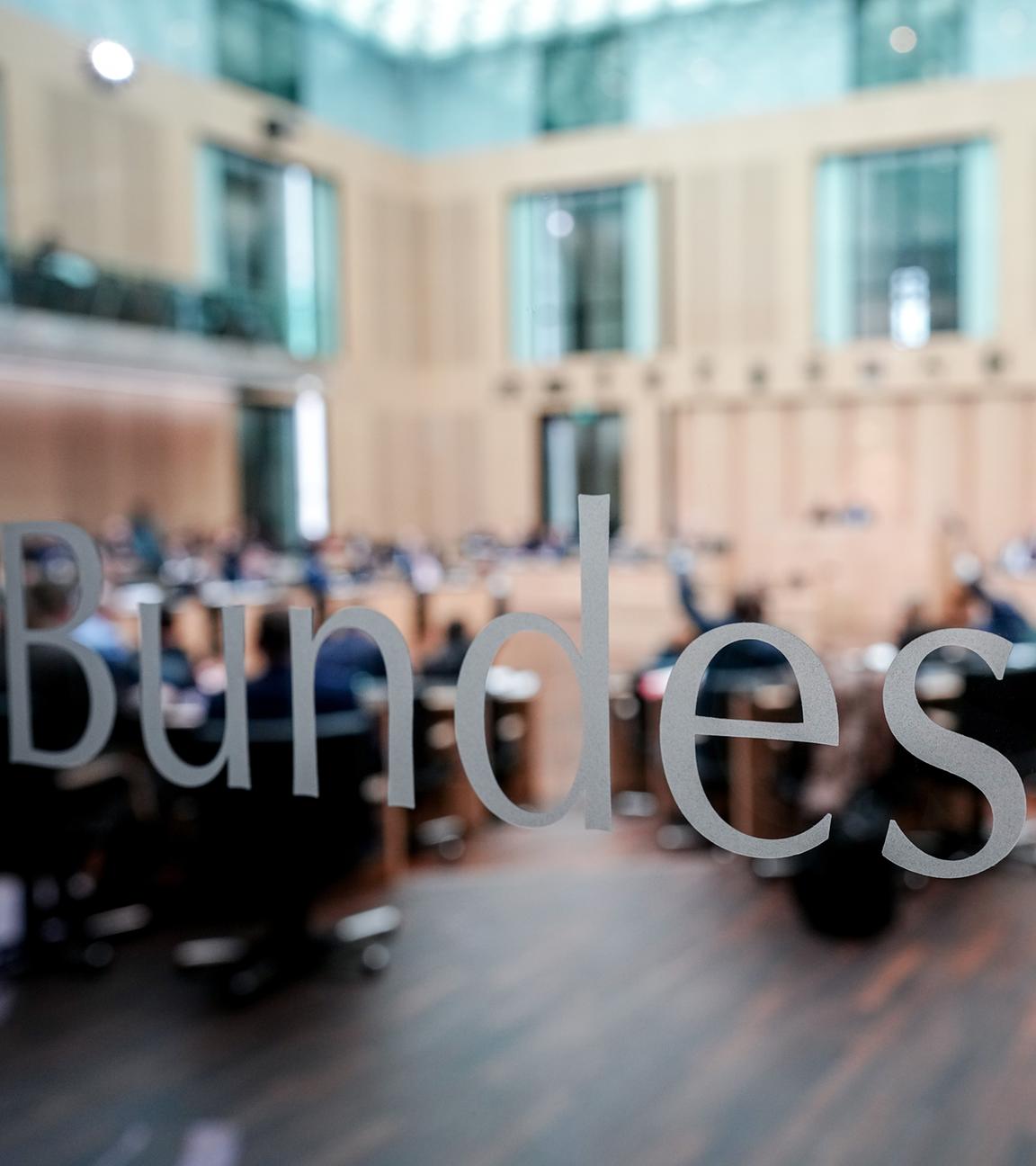 Die Ländervertreter kommen zur Sitzung des Bundesrats zusammen am 21.11.2025 in Berlin.