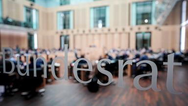 Die Ländervertreter kommen zur Sitzung des Bundesrats zusammen am 21.11.2025 in Berlin.