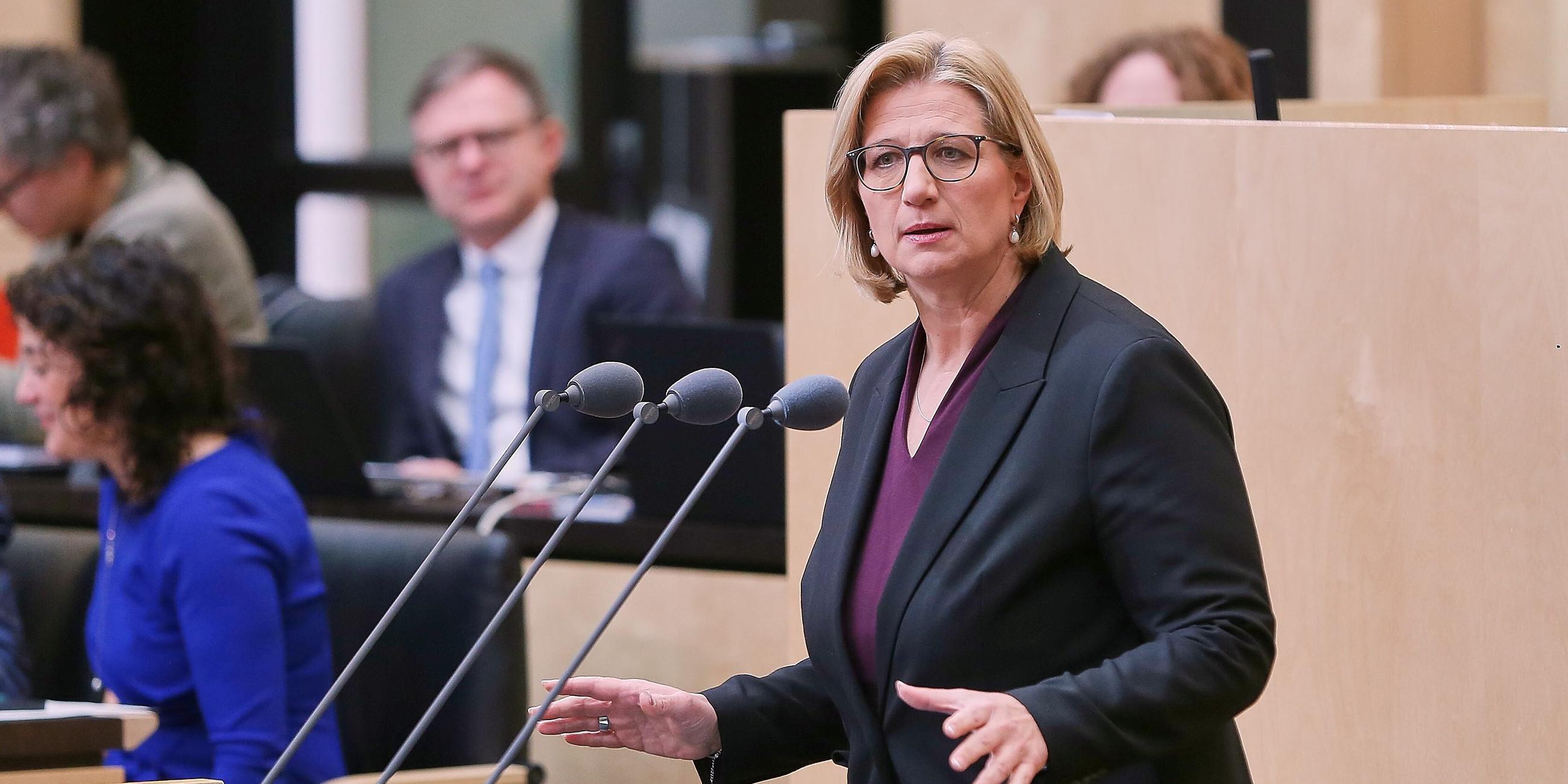  1052. Sitzung des Bundesrates: Anke Rehlinger haelt eine Rede.