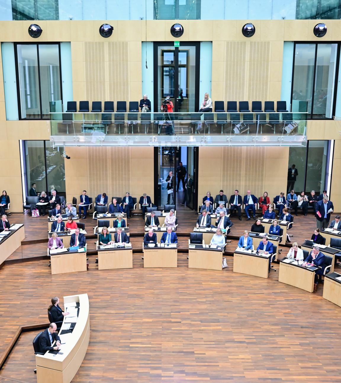 Berlin: Markus Söder (CSU,l), Ministerpräsident von Bayern, spricht während der Beratung zum Gesetz zur Stabilisierung des Rentenniveaus in der 1060. 