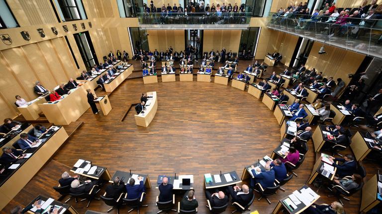  Berlin: Mona Neubaur (Bündnis 90/Die Grünen), Ministerin für Wirtschaft, Industrie, Klimaschutz und Energie und stellvertretende Ministerpräsidentin von Nordrhein-Westfalen, spricht bei der Plenarsitzung im Deutschen Bundesrat am Rednerpult. Die Länderkammer beschäftigt sich in ihrer Sitzung unter anderem mit der vom Bundestag beschlossenen Reform der Schuldenbremse als Voraussetzung für das geplante milliardenschwere Finanzpaket der zukünftigen Bundesregierung für Verteidigung, Infrastruktur, und Klimaschutzmaßnahmen. Berlin: Mona Neubaur (Bündnis 90/Die Grünen), Ministerin für Wirtschaft, Industrie, Klimaschutz und Energie und stellvertretende Ministerpräsidentin von Nordrhein-Westfalen, spricht bei der Plenarsitzung im Deutschen Bundesrat am Rednerpult. Die Länderkammer beschäftigt sich in ihrer Sitzung unter anderem mit der vom Bundestag beschlossenen Reform der Schuldenbremse als Voraussetzung für das geplante milliardenschwere Finanzpaket der zukünftigen Bundesregierung für Verteidigung, Infrastruktur, und Klimaschutzmaßnahmen.