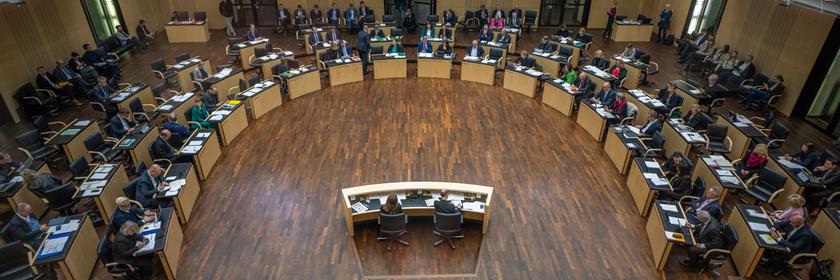 Der Plenarsaal im Deutschen Bundesrat von oben.
