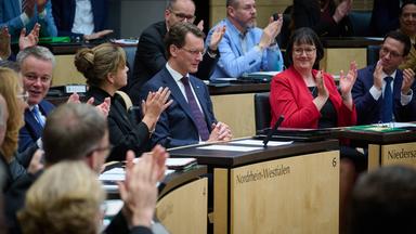 Hendrik Wüst (M, CDU), Ministerpräsident von Nordrhein-Westfalen, sitzt nach seiner Wahl zum neuen Bundesratspräsident in der 1069. Plenarsitzung im Deutschen Bundesrat.