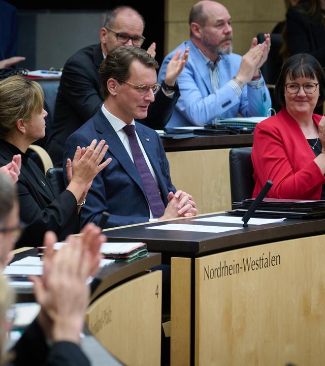 Hendrik Wüst (M, CDU), Ministerpräsident von Nordrhein-Westfalen, sitzt nach seiner Wahl zum neuen Bundesratspräsident in der 1069. Plenarsitzung im Deutschen Bundesrat.