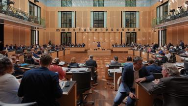 Bundesratspräsident Andreas Bovenschulte (SPD) leitet die Sitzung des Bundesrates während der letzten Sitzung vor der Sommerpause 2026 am 10.07.2026 in Berlin.