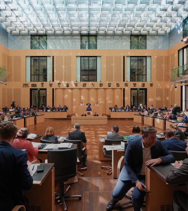Bundesratspräsident Andreas Bovenschulte (SPD) leitet die Sitzung des Bundesrates während der letzten Sitzung vor der Sommerpause 2026 am 10.07.2026 in Berlin.