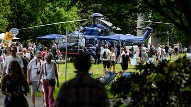 Menschen besuchen am Tag der offenen Tür der Bundesregierung den Hubschrauber der Flugbereitschaft im Bundeskanzleramt. 