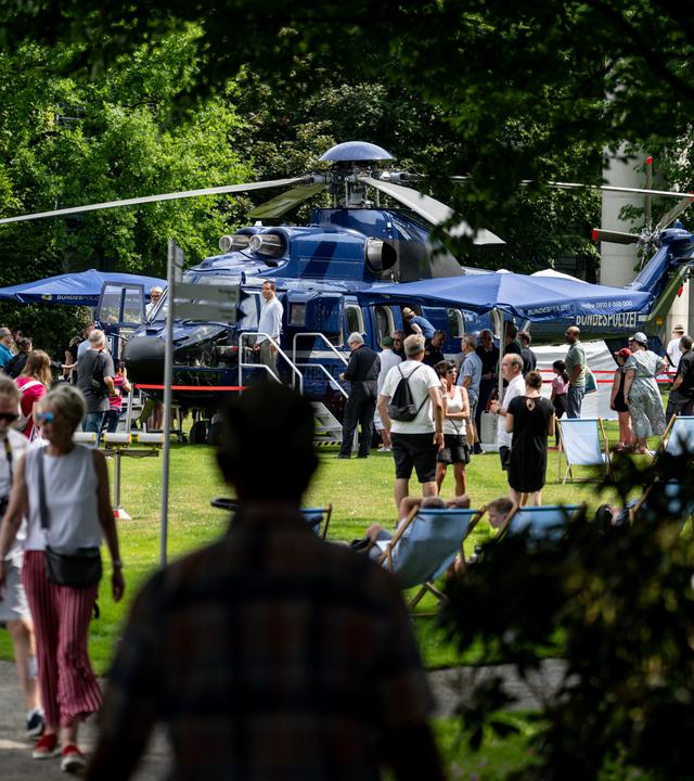 Menschen besuchen am Tag der offenen Tür der Bundesregierung den Hubschrauber der Flugbereitschaft im Bundeskanzleramt. 