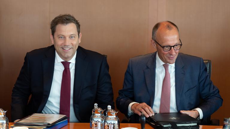 Bundeskanzler Friedrich Merz (r, CDU) und Bundesfinanzminister Lars Klingbeil (l, SPD) sitzen im Kanzleramt vor Beginn der Kabinettssitzung nebeneinander. 