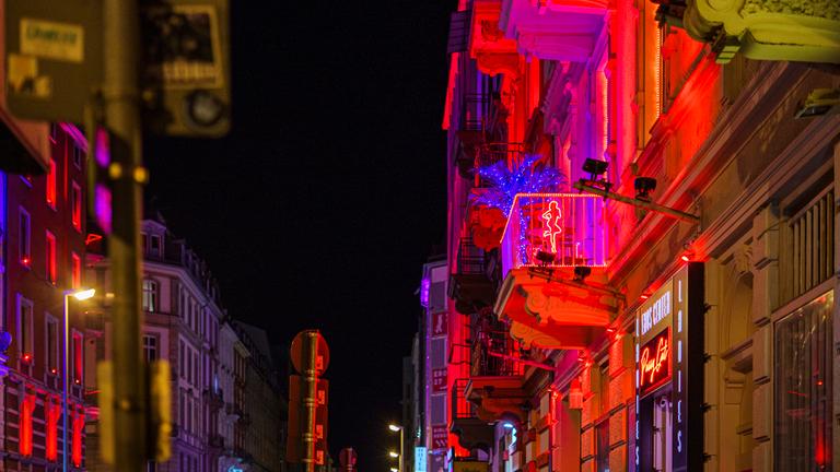 Frankfurt/Main: Die rot beleuchtete Hausfassade weisst auf körpernahe Dienstleistungen hin. Das Bahnhofsviertel gilt auch als "Problemviertel".