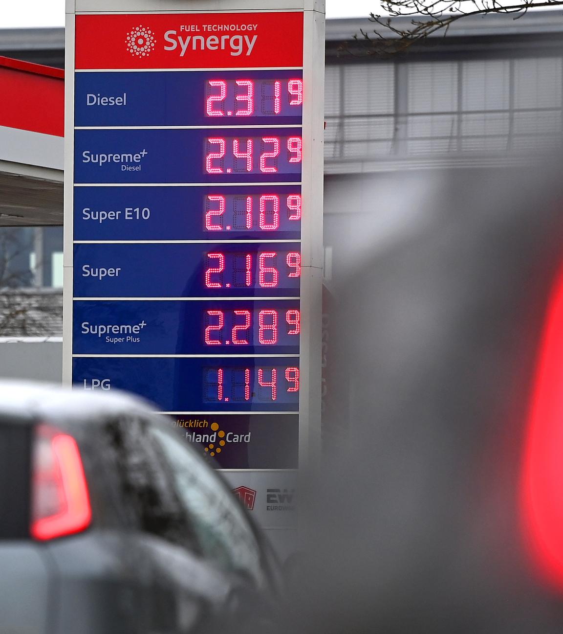 München: An einer Tankstelle in München sind die hohen Spritpreise an der Anzeigetafel zu sehen.